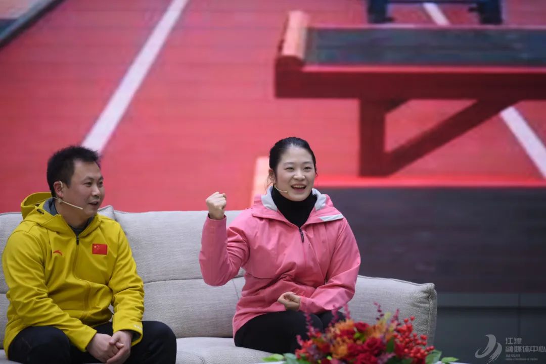 江津籍运动员罗小敏夺举重世界冠军后做客融